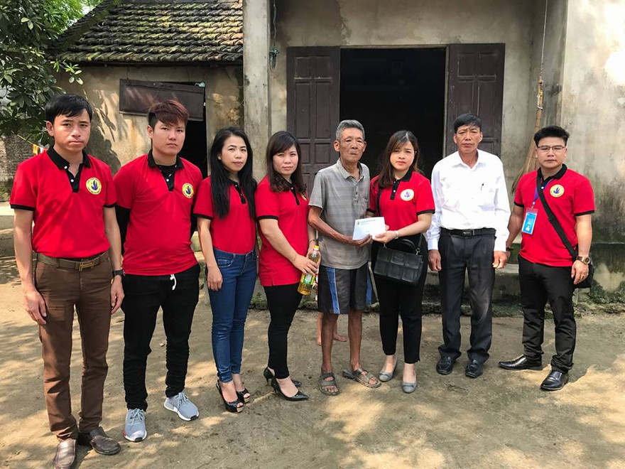 Trần Văn Hậu và nhóm Thiện tâm Cương Gián trao 30 suất quà cho người nghèo 3 xã Xuân Hoa, Xuân Liên, Cương Gián.