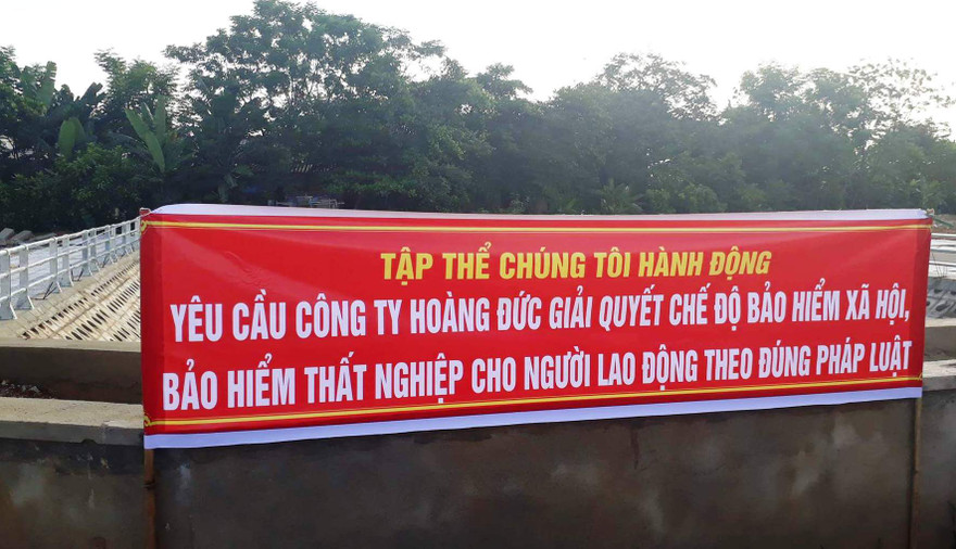 Người lao động giăng băng rôn yêu cầu công ty Hoàng Đức giải quyết chế độ bảo hiểm đúng pháp luật.