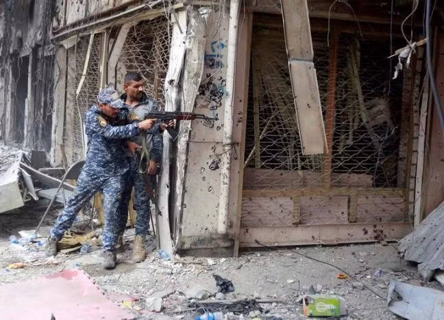 Binh sĩ Iraq tìm diệt chiến binh IS tai Mosul hôm 7/7. Ảnh: Reuters