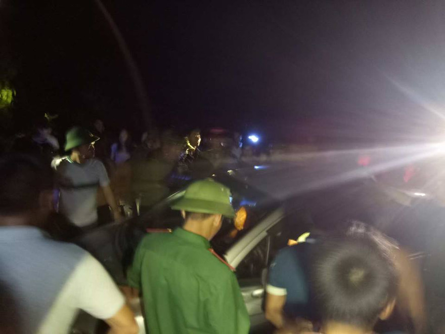 Chiếc xe ô tô bị người dân giữ lại sau khi ba đối tượng bỏ chạy.