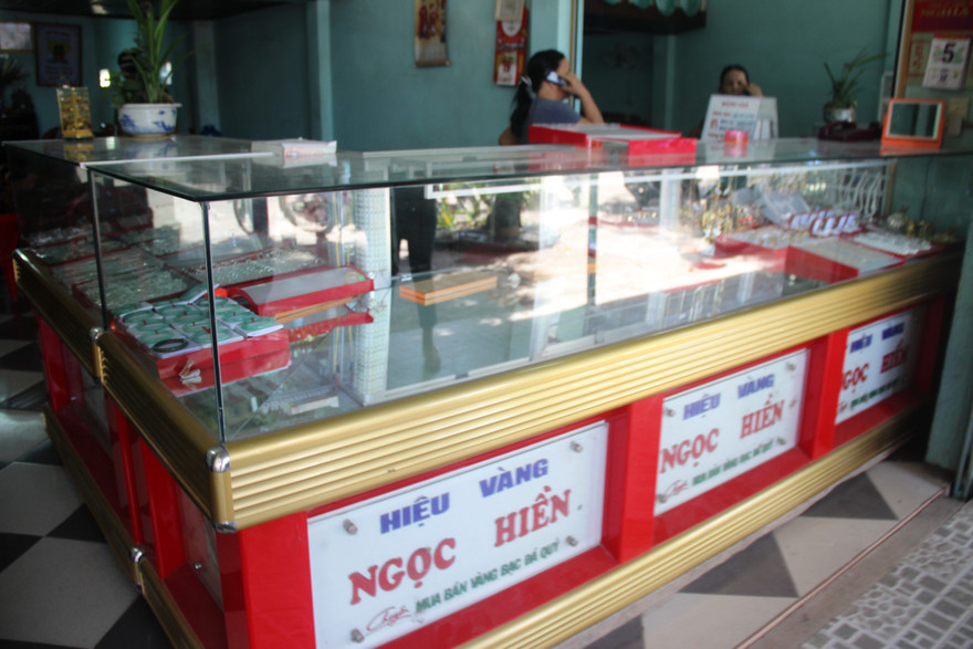 Tiệm vàng bị kẻ gian đột nhập. Ảnh H. Văn