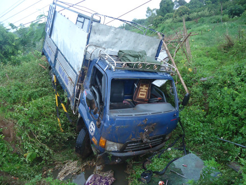 Xe tải mất lái lao xuống vực