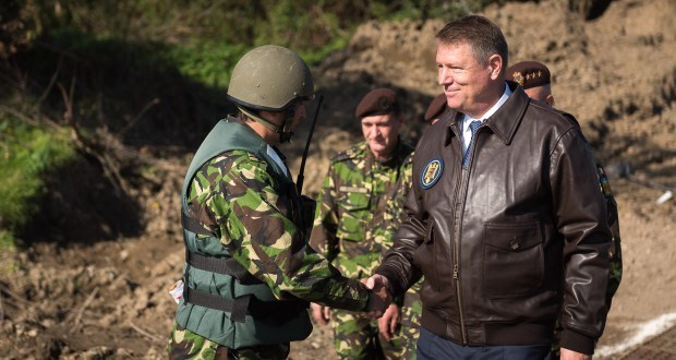 Tổng thống Romania Klaus Iohannis đến thăm trường bắn Cincu. Ảnh: Romania Journal