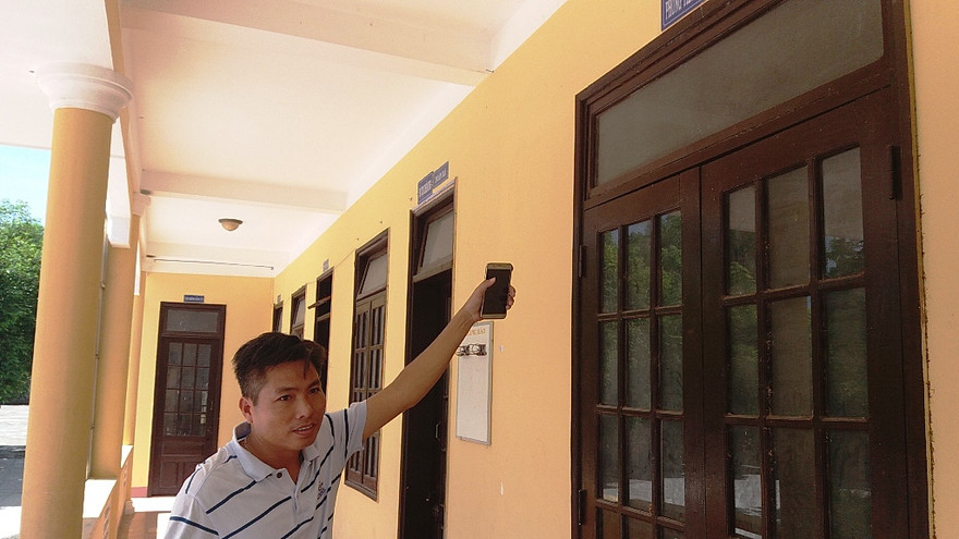 Tất cả các phòng làm việc mặt trước tầng trệt thuộc trụ sở xã Dương Hòa đều đóng cửa vào sáng 12/7.