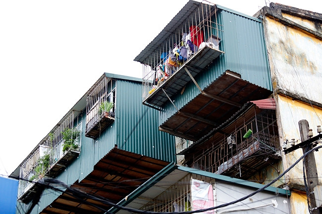 Khu tập thể E2 Thành Công bị nhiều người dân cơi nới 'chuồng cọp' gây mất mỹ quan. Ảnh: Như Ý