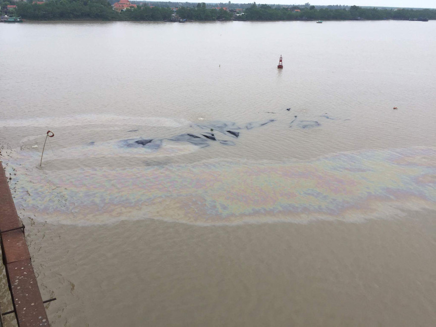 Hiện trường vụ tai nạn khiến xà lan NB-2976 bị chìm khi chở theo hơn 1 nghìn tấn than.