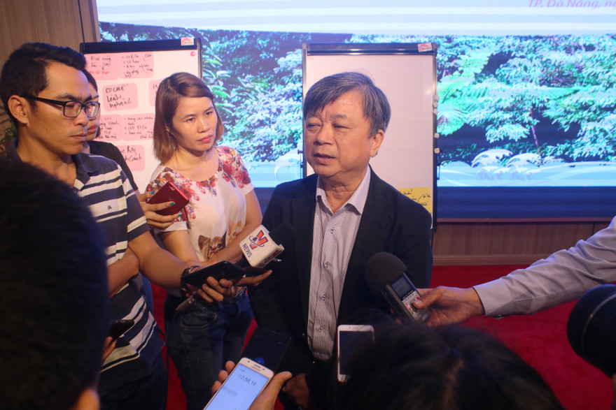 Ông Trương Trọng Nghĩa trao đổi với báo chí bên lề hội thảo