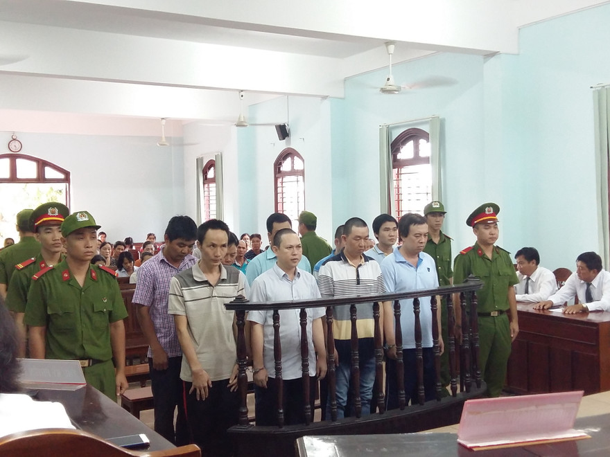Các bị cáo chờ tuyên án. Ảnh: Kim Hà