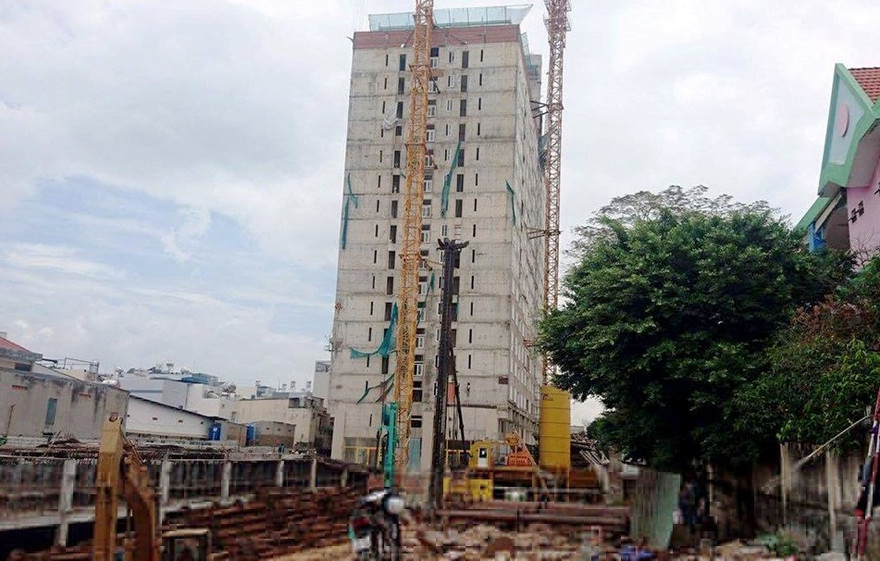 Lấy ý kiến khách hàng không thành công nên dự án Tân Bình Apartment quận Tân Bình buộc phải tháo dỡ việc xây thêm tầng