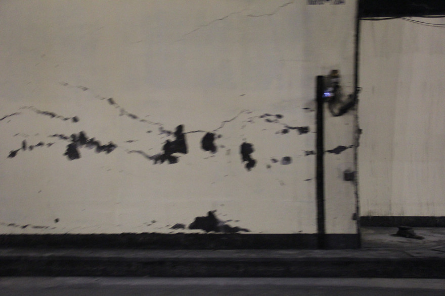 Vết nứt trên bê tông ở hầm đường bộ Hải Vân. 