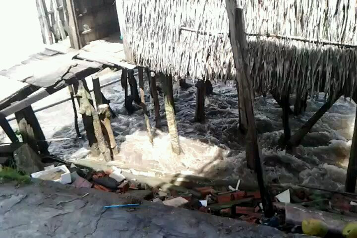 Hơn chục mét đất đổ sụp xuống sông khiến người dân “hoảng hồn”