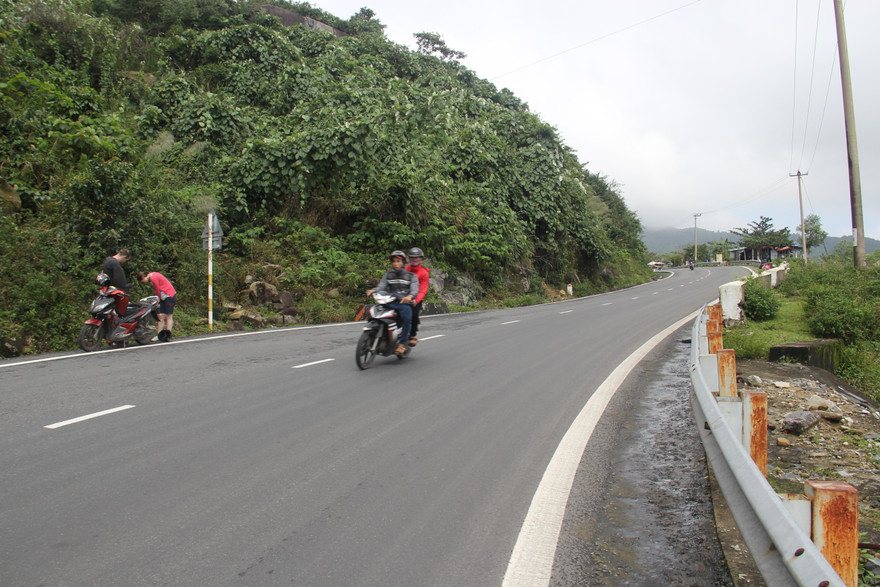 Trong thời gian đóng cửa, các phương tiên sẽ dừng đỗ trại trạm thu phí hoặc có thể chọn đường đèo để di chuyển. Ảnh: Thanh Trần.