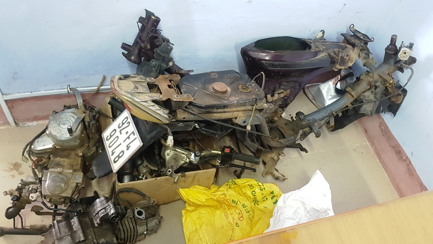 Tang vật xe máy bị trộm cắp, tháo rời các bộ phận, do Công an Phú Lộc thu giữ từ vụ án.