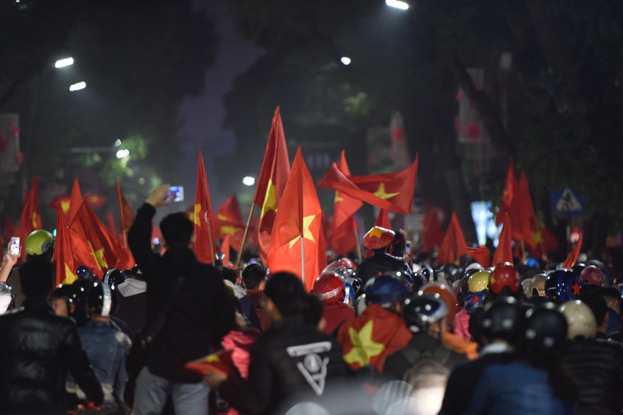 Người dân xuống đường ăn mừng chiến thắng của U23 Việt Nam. Ảnh: Mạnh Thắng