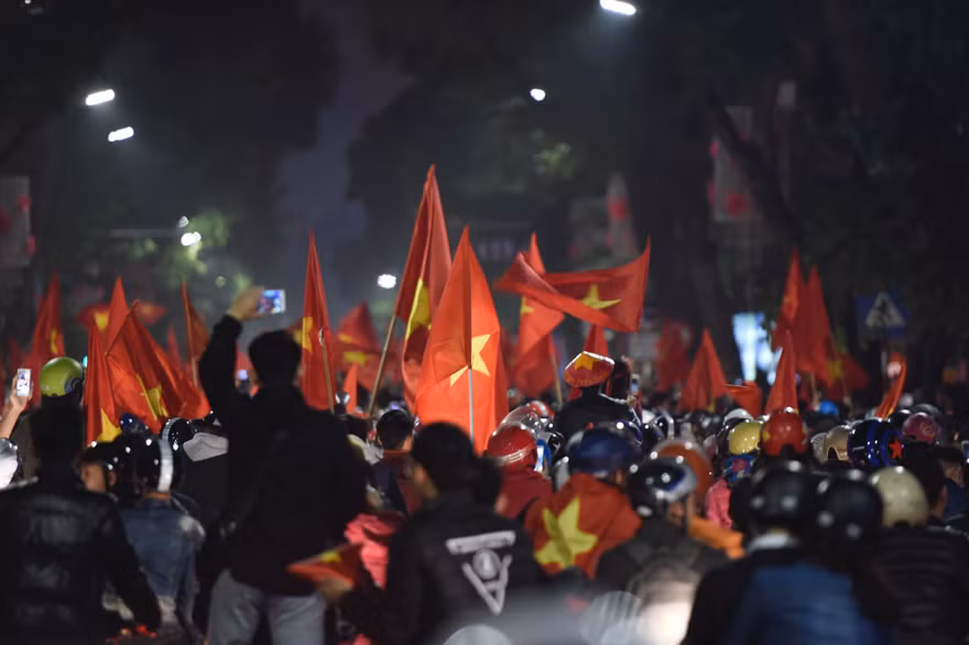 Người dân xuống đường ăn mừng chiến thắng của U23 Việt Nam. Ảnh: Mạnh Thắng