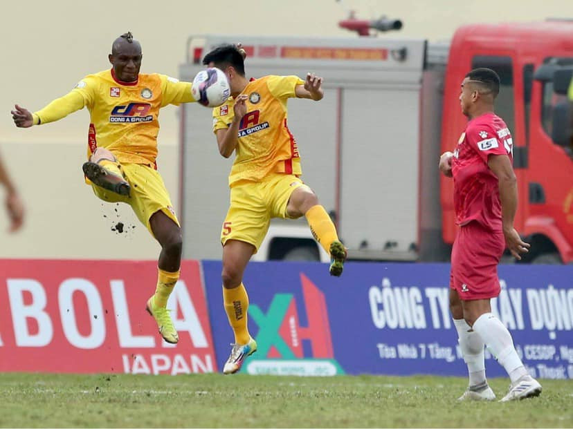 Tạm dừng V-League 2021 vì dịch COVID