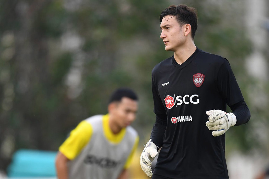 CĐV Thái Lan 'tấn công' Văn Lâm, người đại diện phản pháo