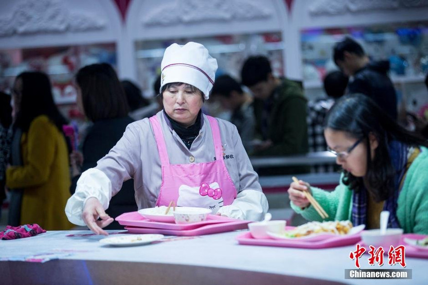 Các sinh viên chỉ cần nói chuyện lịch sự với những nhân viên phục vụ căng tin sẽ ập tức được giảm giá tiền ăn. Ảnh minh hoạ 