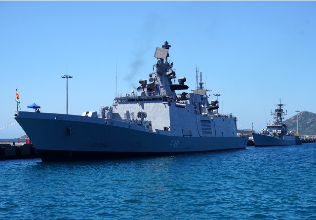 Tàu INS Satpura và tàu INS Kirch cập Cảng quốc tế Cam Ranh