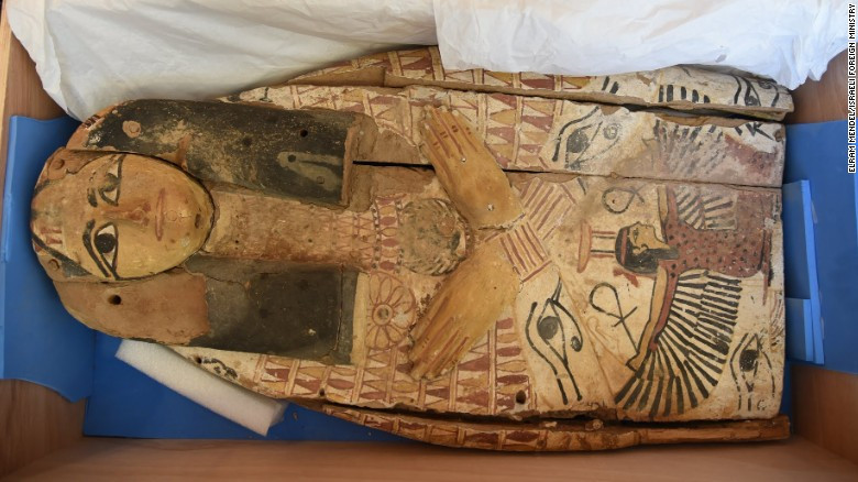 Một nửa chiếc nắp quan tài được trao trả cho Ai Cập.