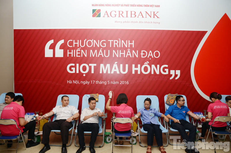 300 đoàn viên Agribank tham gia hiến máu cứu người