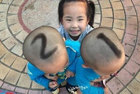 Cách phân biệt con sinh đôi bá đạo của các vị phụ huynh