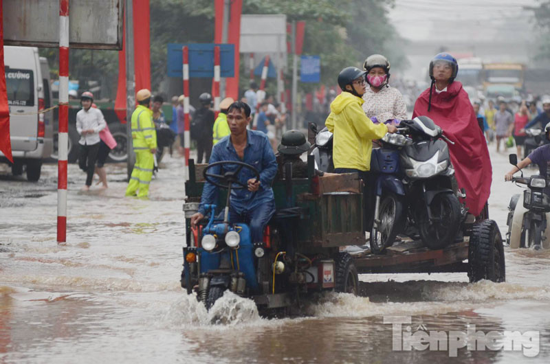 Xe tải, ba gác và máy xúc “đắt hàng” ngày mưa ngập