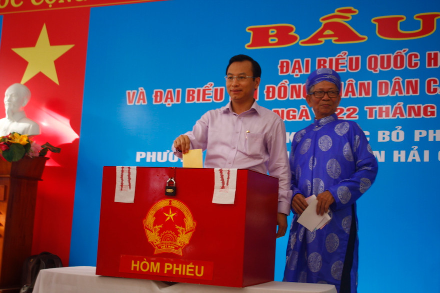 Ông Nguyễn Xuân Anh, Bí thư Thành ủy Đà Nẵng đi bầu cử thực hiện quyền cử tri của mình