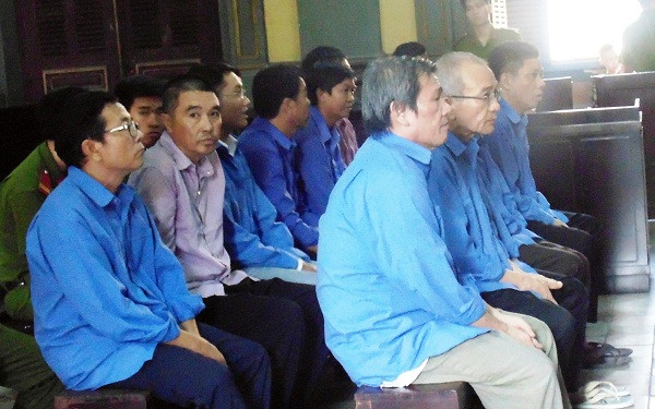 Bị cáo Dương Thanh Cường (Ngoài cùng, hàng đầu) và đồng phạm trong phiên tòa. Ảnh Tân Châu