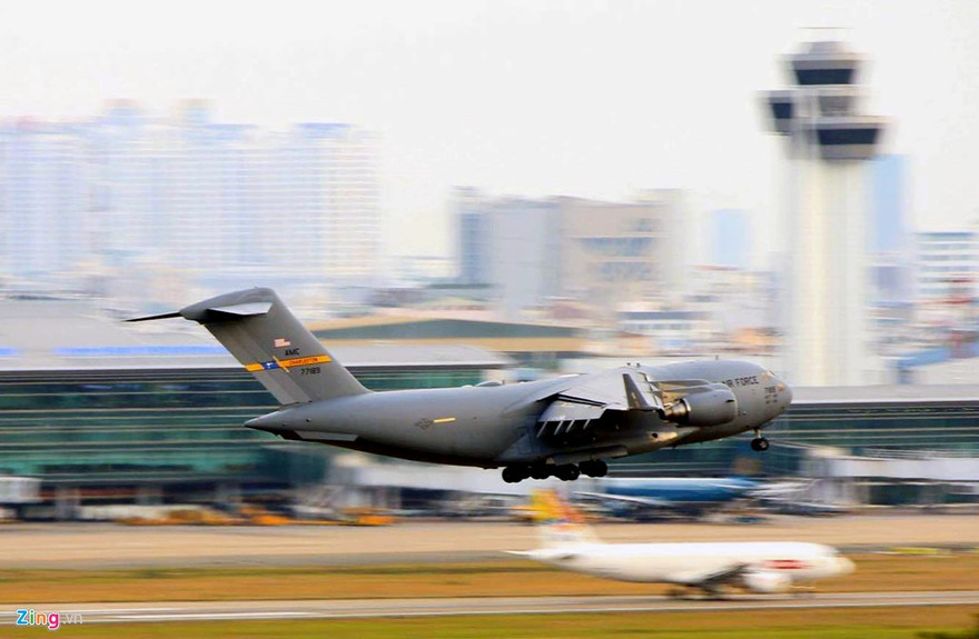 Máy bay đoàn Obama liên tục đáp xuống Tân Sơn Nhất