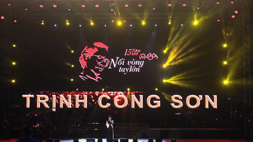 Em gái của cố nhạc sĩ Trịnh Công Sơn, bà Trịnh Vĩnh Trinh thay mặt gia đình cám ơn những người luôn yêu và theo dõi nhạc Trịnh.