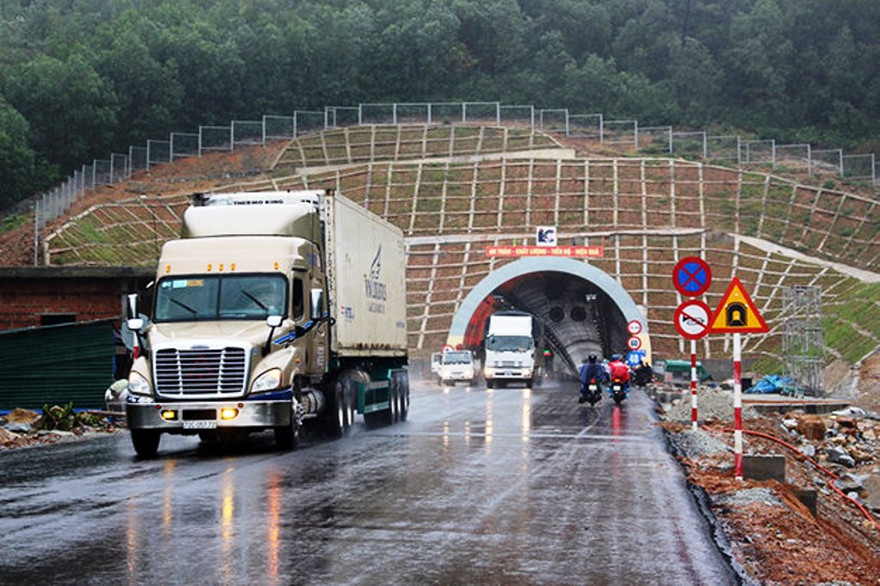 Ngoại trừ các hộ dân bị ảnh hưởng được đề xuất miễn giảm phí, rất nhiều trường hợp lại được hưởng lợi lớn do đi qua hầm Phước Tượng, Phú Gia mà không vướng trạm thu phí. Ảnh: N.Linh