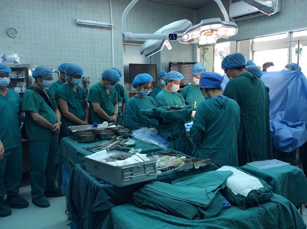 Ê kíp phẫu thuật Bệnh viện Chợ Rẫy cúi đầu tri ân người hiến tạng ngày 26/4. Ảnh do bệnh viện cung cấp.