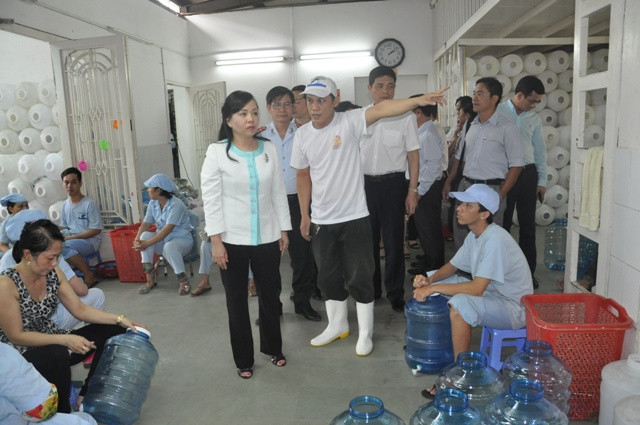 Bộ trưởng Y tế Nguyễn Thị Kim Tiến kiểm tra các cơ sở sản xuất nước uống đóng chai, đóng bình chiều 16/5.