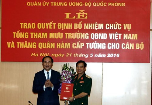 Chủ tịch nước Trần Đại Quang trao quyết định bổ nhiệm cho Trung tướng Phan Văn Giang. Ảnh: QĐND.