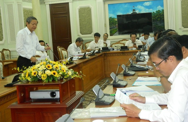 Phó Chủ tịch UBND TPHCM Lê Văn Khoa (đứng) yêu cầu đến cuối năm, 100% số hộ dân TPHCM phải được cung cấp nước sạch.
