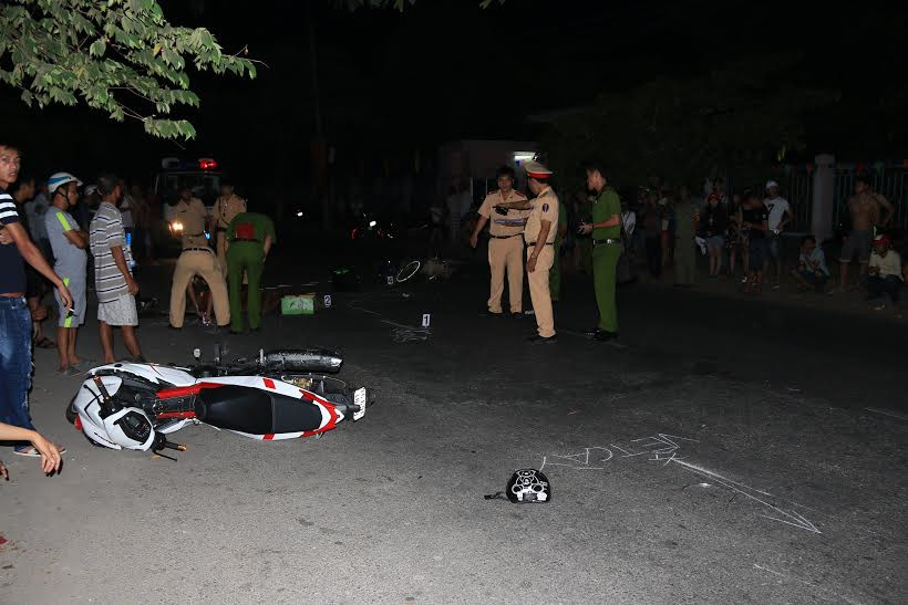 Do đoạn đường không có điện nên công tác khám nghiệm hiện trường, tìm nguyên nhân tai nạn của lực lượng chức năng rất khó khăn.