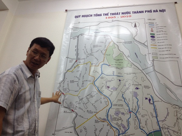 Ông Cường giải thích về phạm vi của dự án thoát nước giai đoạn II