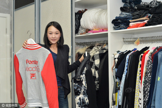 Nữ 9X kiếm chục triệu mỗi tháng nhờ gấp quần áo thuê