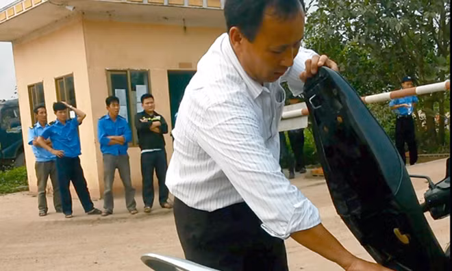 Đối tượng cướp điện thoại của phóng viên rồi cho vào cốp xe