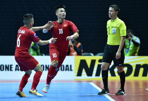 Tuyển futsal Việt Nam ăn mừng vào tứ kết