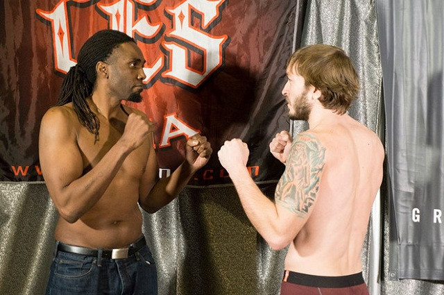 Võ sĩ Timothy Woods (trái) và Tim Carol