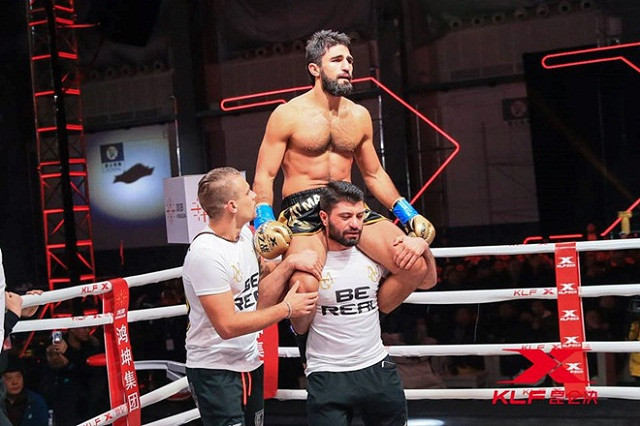 Khinh thường đối thủ, võ sĩ kickboxer thua thảm trong chớp mắt