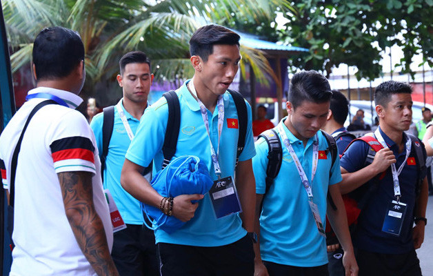 Các cầu thủ Việt Nam tới sân đấu. Ảnh: Zing