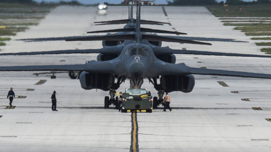 Máy bay B-1B Lancer đậu tại căn cứ Andersen trên đảo Guam. Ảnh: Fox News