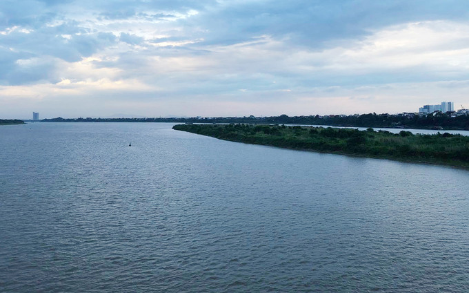 Vật thể lạ nằm gần bãi nổi sông Hồng, cách cầu Long Biên khoảng 800 m về phía thượng lưu. Ảnh: Giang Huy