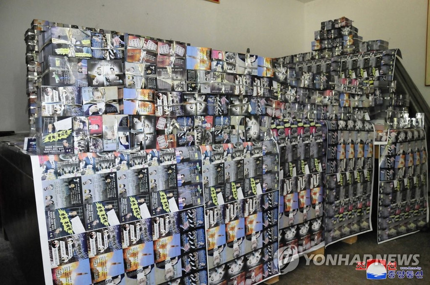 Truyền đơn của Triều Tiên được chuẩn bị thả xuống Hàn Quốc. Ảnh: Yonhap