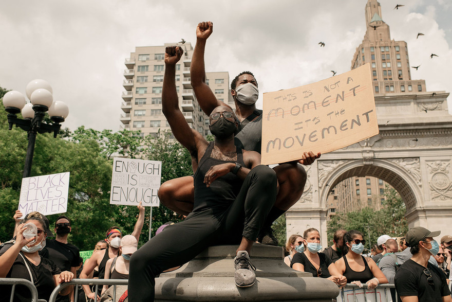 Rất ít người biểu tình tuân thủ các biện pháp phòng dịch COVID-19. Ảnh: Getty