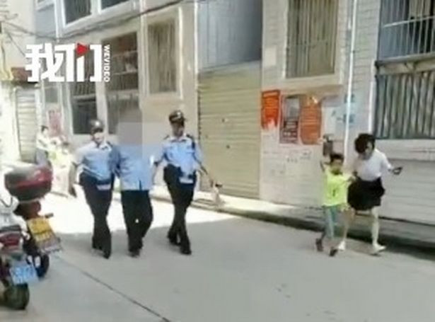 Người được cho là nghi phạm bị cảnh sát giải đi. 