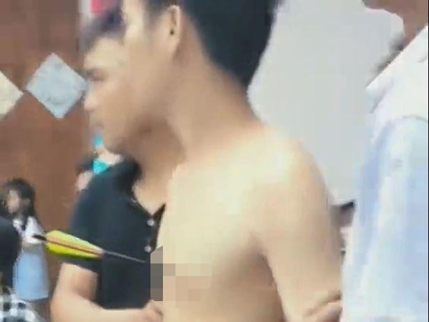 Ping đến bệnh viện trong trạng thái bình tĩnh đáng kinh ngạc. 